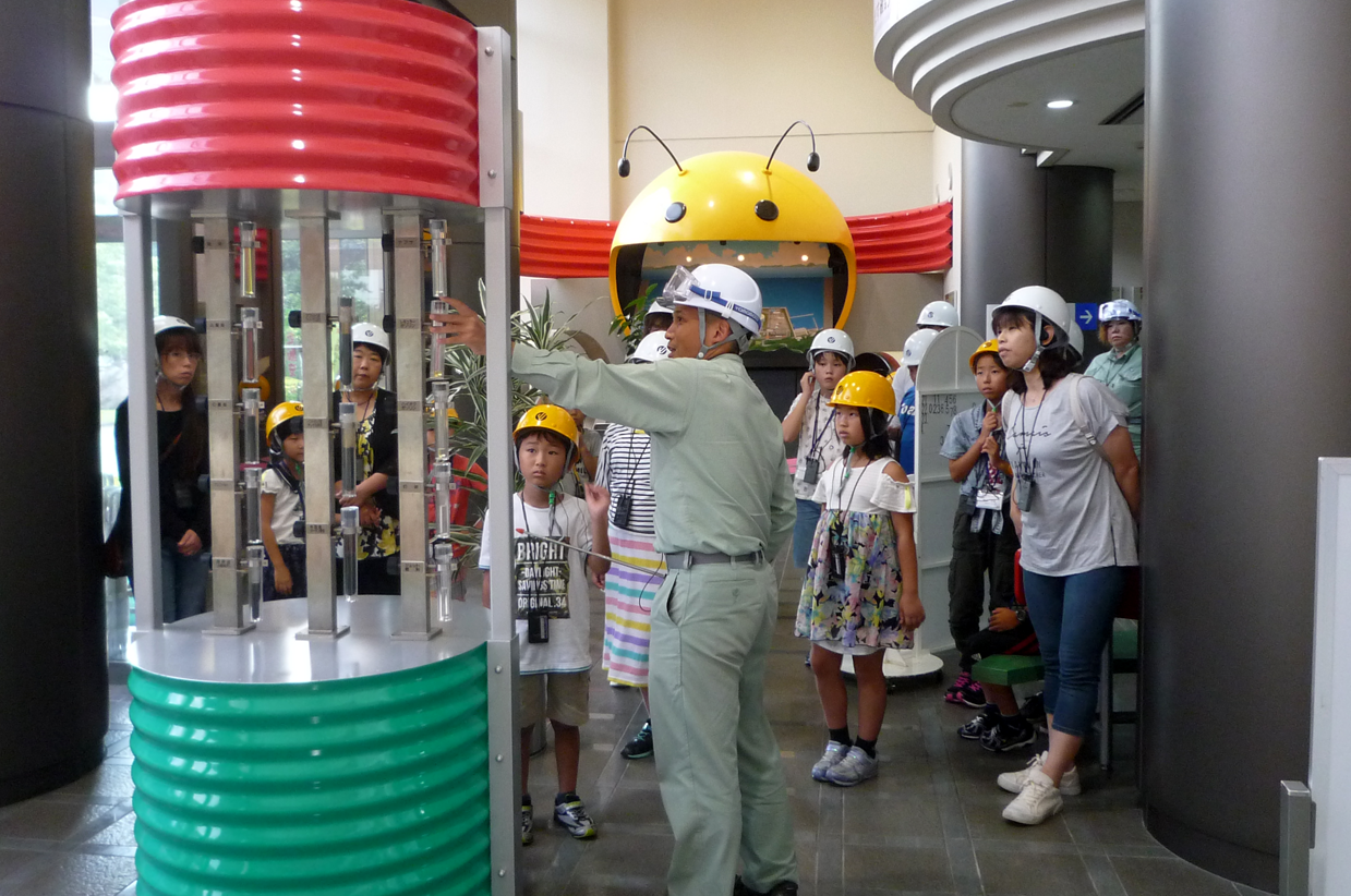 夏休み基地見学・展示ホール(菊間)